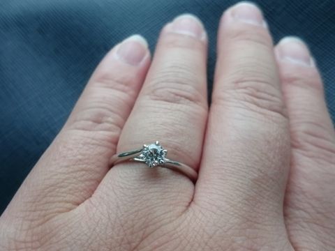 【銀座ダイヤモンドシライシの口コミ】 枠のデザインがおしゃれで一目惚れしました。
試着した感じもよく、即決で…