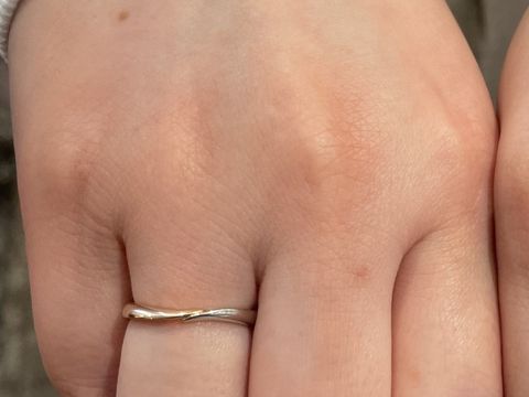 【TOMOE(トモエ)の口コミ】 ピンクゴールドとプラチナの2色タイプの指輪で変わったデザインでした。
…