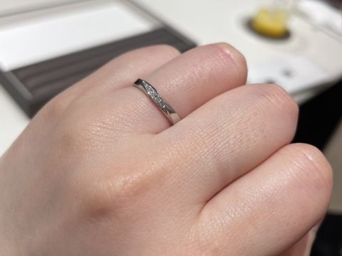 【アイプリモ(I-PRIMO)の口コミ】 指輪のデザインは波うっているような感じで個性的です。
色はプラチナで、…