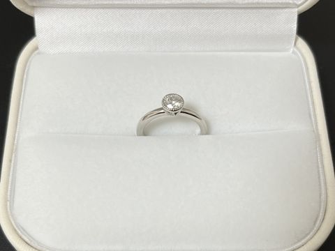 【OK9(オーケーナイン)の口コミ】 デザインは1粒ダイヤのソリティアですが、ダイヤの周りにミルグレインを入…