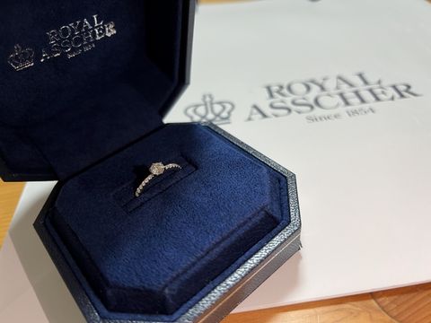 【ROYAL ASSCHER(ロイヤル・アッシャー)の口コミ】 一粒ダイヤではなく周りにもついているので手元のキラキラ感がとても素敵…