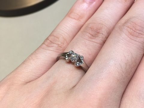 【カルティエ(Cartier)の口コミ】 バレリーナという名前がとても可愛らしい指輪。
中心のダイヤモンドを2人…