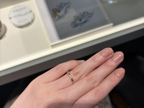 【LEGAN(レガン)の口コミ】 ピンクゴールドのラインが入っている結婚指輪を探していたのでこちらの指…