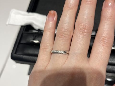 【エクセルコダイヤモンド(EXELCO DIAMOND)の口コミ】 この指輪を試着したきっかけは、当日担当いただいたスタッフの方に、少し…