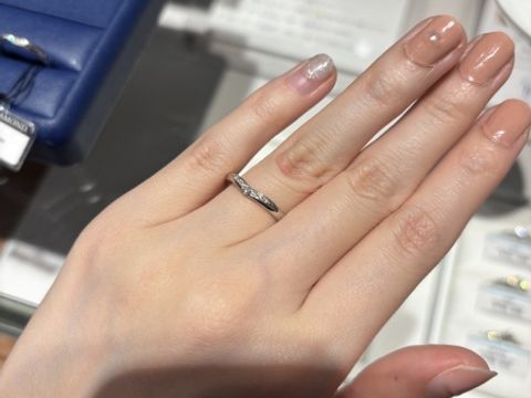 【銀座ダイヤモンドシライシの口コミ】 V字の指輪のデザインを探していました。ダイヤモンドがなくさん詰められて…