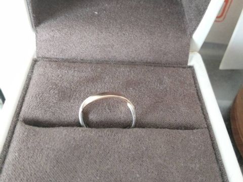 【Princess Bijou(プリンセス・ビジュー)の口コミ】 シンプルな指輪でありながら、ゴールドも入っており、ウェーブな形も指に…