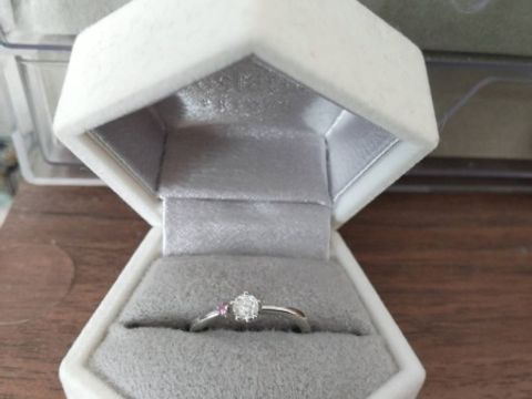 【festaria BRIDAL(フェスタリア ブライダル)の口コミ】 小さめでシンプルなものが良いという希望を事前に聞いていたので、宝石が…