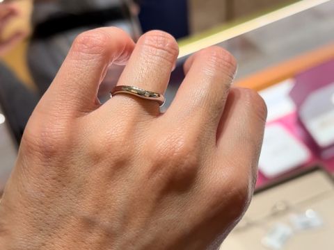【ブルガリ(BVLGARI)の口コミ】 V字なので、指が細く、長く見えます。他店のV字リングと異なるところは、…