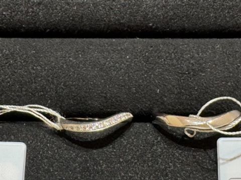 【TRECENTI(トレセンテ)の口コミ】 シンプルにウェーブがかかっているデザインを試着しました。
婚約指輪と結…