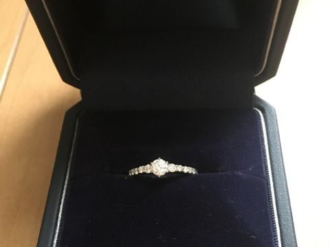 【銀座ダイヤモンドシライシの口コミ】 ハーフエタニティと一粒ダイヤのデザインを１つで楽しめます。中央の一粒…