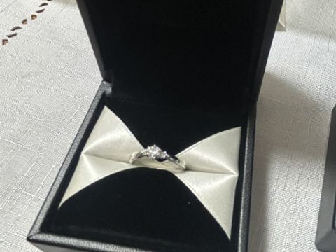 【エクセルコダイヤモンド(EXELCO DIAMOND)の口コミ】 ダイヤモンドの輝きがとにかく綺麗です。店内でみた時でも綺麗でしたが手…