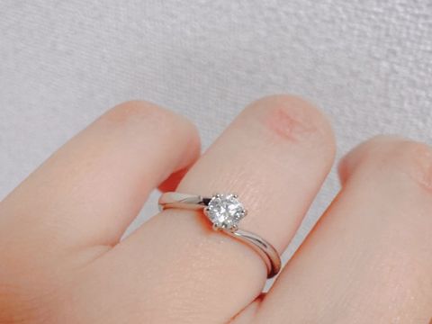 【BRILLIANCE+(ブリリアンスプラス)の口コミ】 シンプルながらも存在感のある指輪で非常に満足していると聞きました。他…