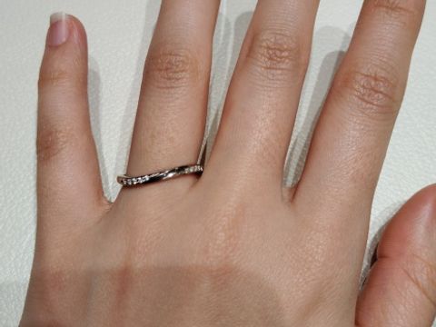 【アイプリモ(I-PRIMO)の口コミ】 プラチナとダイヤモンドが交互にねじれながら入ったデザイン、ウェーブが…
