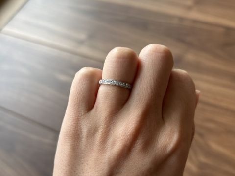 【宝寿堂(ほうじゅどう)の口コミ】 華奢だけど、ダイヤの存在感があります。
光に当たるとキラキラで見る度に…