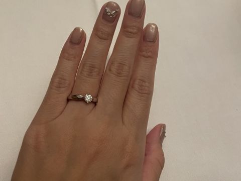 【ブルガリ(BVLGARI)の口コミ】 シンプルながらもエレガントなデザインの指輪です。真上から見ると、よく…