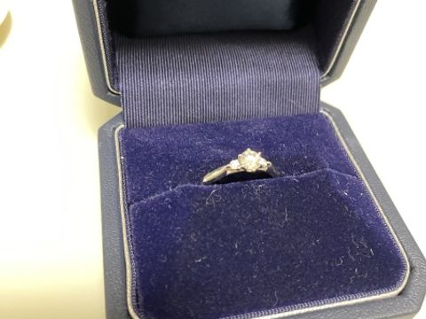 【銀座ダイヤモンドシライシの口コミ】 真ん中の大きなダイヤの横に2つ小さめのダイヤがついており、派手すぎない…