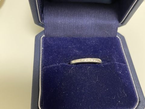 【銀座ダイヤモンドシライシの口コミ】 婚約指輪と重ね付けができるよう、同じBouquetシリーズで選びました。斜め…