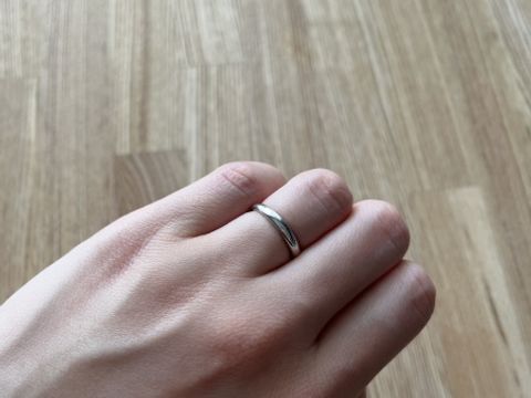 【ROYAL ASSCHER(ロイヤル・アッシャー)の口コミ】 1番シンプルなデザインを選びました。もともとシンプルなデザインが好みで…