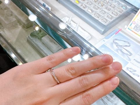 【宝寿堂(ほうじゅどう)の口コミ】 シンプルかつ綺麗に見えるデザインで、
婚約指輪と重ね付けできるデザイン…