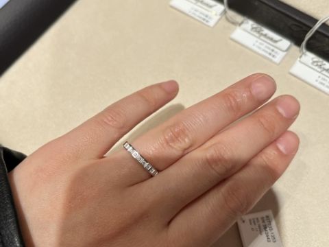 【ショパール(Chopard)の口コミ】 ショパールのアイスキューブ ハーフエタニティリングを購入しました。
も…