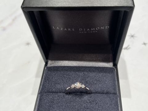 【ラザール ダイヤモンド(LAZARE DIAMOND)の口コミ】 ダイヤモンドがリング自体に埋め込ませれているデザインではないので横か…