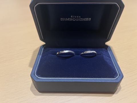 【銀座ダイヤモンドシライシの口コミ】 指輪はハードプラチナです。女性側には小さめのダイヤがたくさん散りばめ…