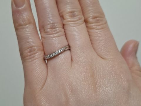 【ラザール ダイヤモンド(LAZARE DIAMOND)の口コミ】 ななめのデザインで、ウェーブがかかっており、メレダイヤが5つ。結婚指輪…
