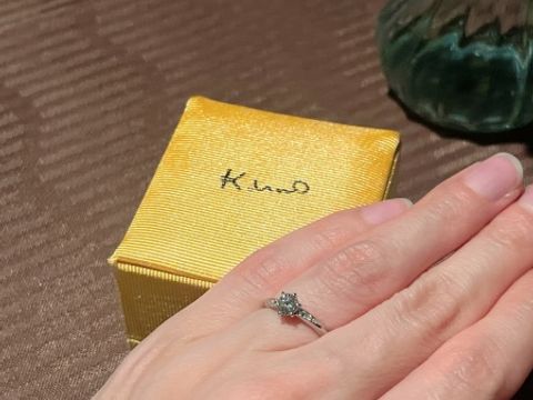 【ケイウノ ブライダル(K.UNO BRIDAL)の口コミ】 母のダイヤを受け継いで婚約指輪にしました。
元々婚約指輪は欲しいと思っ…