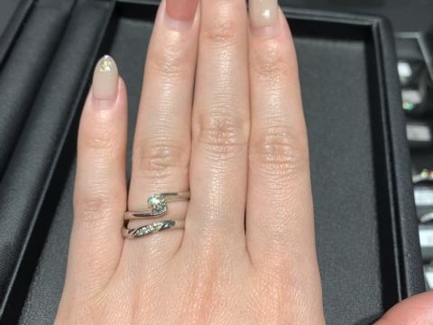 【エクセルコダイヤモンド(EXELCO DIAMOND)の口コミ】 シンプルなデザインのため、結婚指輪と婚約指輪を重ね付けしても飽きがこ…