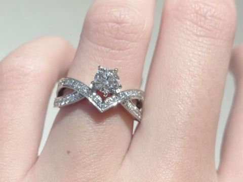 【ショーメ(CHAUMET)の口コミ】 他のブランドにはないティアラのようなデザインが気に入りました。精巧な…