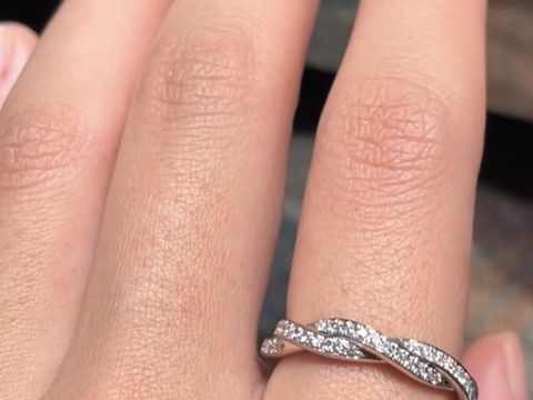 【ラザール ダイヤモンド(LAZARE DIAMOND)の口コミ】 アイヴィはゴージャスで、かつ他にないデザインで惹かれました。実際につ…