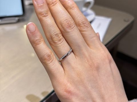 【アイプリモ(I-PRIMO)の口コミ】 両サイドにメレダイヤが入っているものを希望していて、アシンメトリーに…