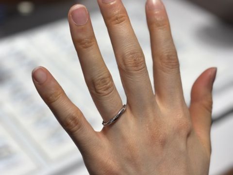 【エクセルコダイヤモンド(EXELCO DIAMOND)の口コミ】 両サイドにメレダイヤが入っているものを探しており、華奢なデザインで、…