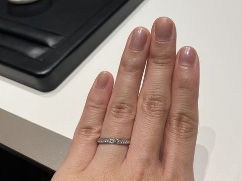 【ラザール ダイヤモンド(LAZARE DIAMOND)の口コミ】 デザインがドンピシャで好きだっただけでなく、ハーフエタニティでありな…