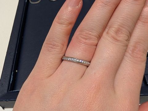 【ROYAL ASSCHER(ロイヤル・アッシャー)の口コミ】 ダイヤモンドが斜めにラインで入っているデザインで、指が綺麗に見える印…