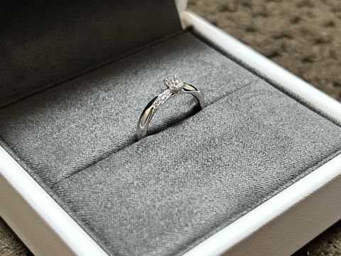 【Desserts(デザート)の口コミ】 シンプルではありますが、少しのねじれがオシャレで、そこにメレダイヤが…