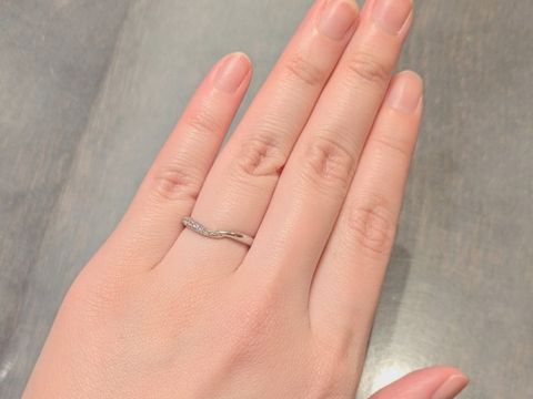 【ケイウノ ブライダル(K.UNO BRIDAL)の口コミ】 ストレートデザインではなく、ウェーブデザインの指輪を探していました。…
