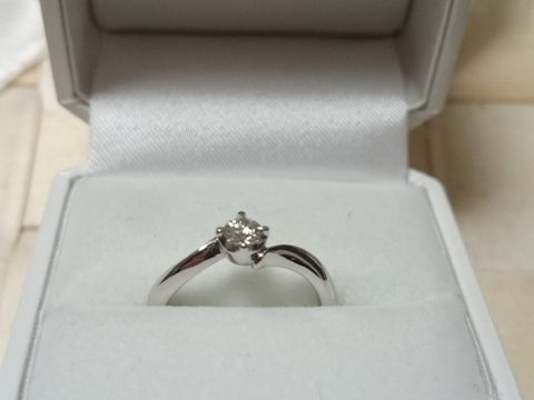 【4℃ BRIDAL(ヨンドシーブライダル)の口コミ】 リングがストレートなタイプより、曲線になっているタイプの方が、指が細…