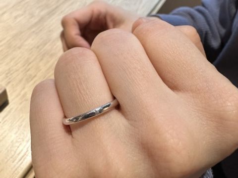 【ith(イズ)の口コミ】 指輪外側は夫婦で同じようにプラチナでシンプルなデザインにしながらも、…