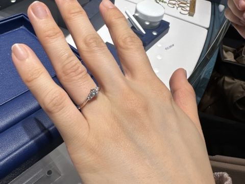 【銀座ダイヤモンドシライシの口コミ】 海の水面から連想されて作られたリングで、エンゲージリングとマリッジリ…