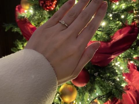 【ラザール ダイヤモンド(LAZARE DIAMOND)の口コミ】 サイドのメレダイヤは2つずつついています。
真ん中のダイヤと一緒にキラ…