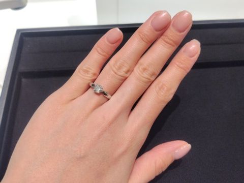 【ティファニー(Tiffany & Co.)の口コミ】 定番のハーモニーは、婚約指輪にしては高さが低めで、日常使いしやすいと…