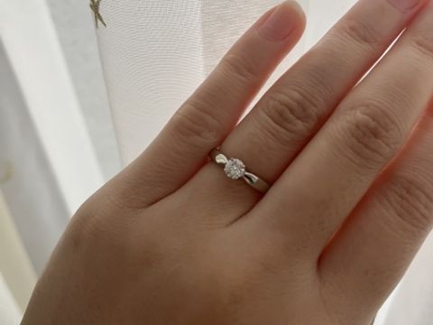 【ティファニー(Tiffany & Co.)の口コミ】 シンプルさに惹かれました。ダイヤモンドが中心で一つ輝いていて、指を長…