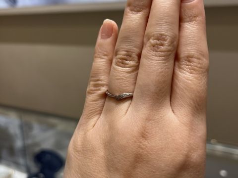 【SEIKODO(精光堂)の口コミ】 この指輪を選んだ理由はデザインです。V字になっていて、かつ左右が非対称…