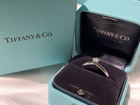 【ティファニー(Tiffany & Co.)の口コミ】 ダイヤが結婚指輪よりやはり大きくてその分キラッとした輝きがすごいのが1…