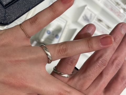 【ROYAL ASSCHER(ロイヤル・アッシャー)の口コミ】 男性の指輪はシンプルなデザインが多いですが、こちらの指輪は男性・女性…