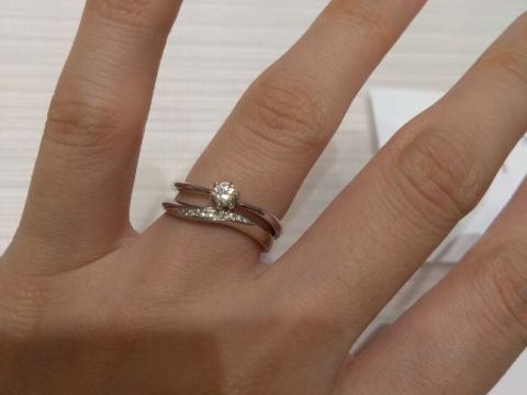 【TRECENTI(トレセンテ)の口コミ】 シンプルで結婚指輪と婚約指輪かさねてつけられるものをさがしていました…
