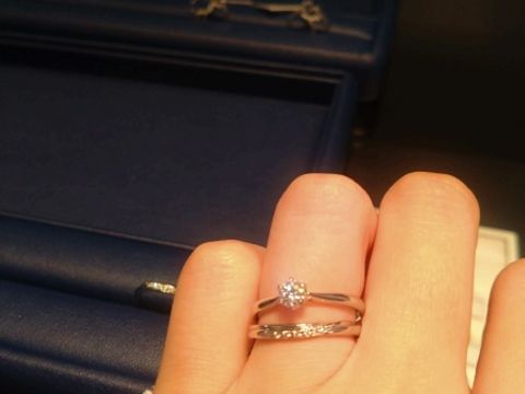 【銀座ダイヤモンドシライシの口コミ】 結婚指輪と婚約指輪を重ねてつけられるもの、輝きがいいもので上品であり…