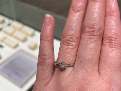 【ジュエリーツツミ(JEWELRY TSUTSUMI)の口コミ】 シンプルではありますが、中央のダイヤモンドの存在感があり、高級感を感…