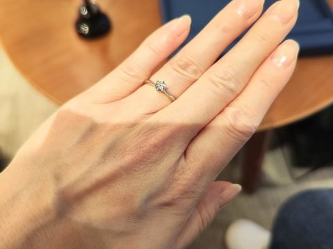 【銀座ダイヤモンドシライシの口コミ】 一粒ダイヤが際立つシンプルなデザインです。結婚指輪との重ねづけにも差…